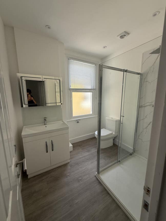 Beautiful Renovated Flat, large double room to let Main Photo