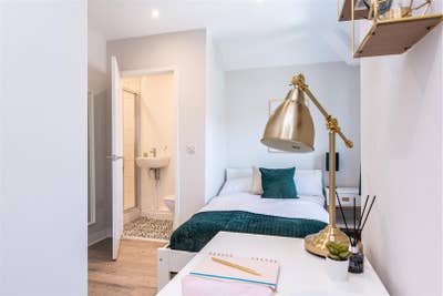  *** En-Suite *** Double Bedroom  Main Photo