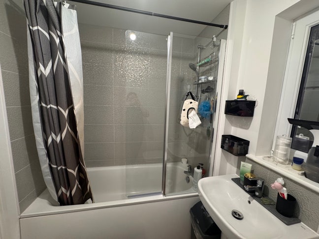 Room available for fringe near Edinburgh Airport  Main Photo