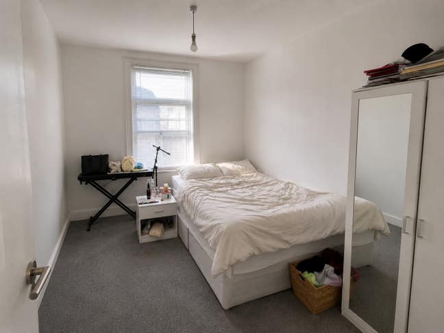 Spacious double bedroom on Harrow road/Peddington Main Photo