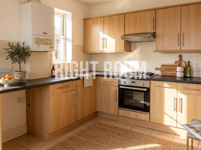 Spacious 2-Bed Flat | London Rd, PO2 Main Photo
