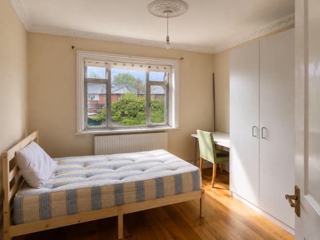 Spacious Double Bedroom with Garden – East Acton Main Photo