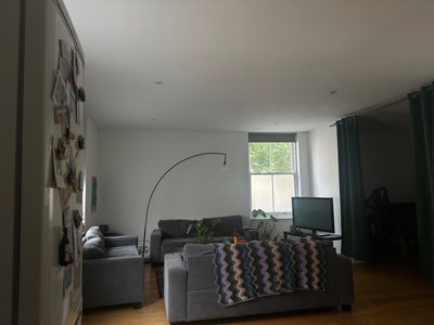 Lovely room and INSANE living area - bargain  Main Photo