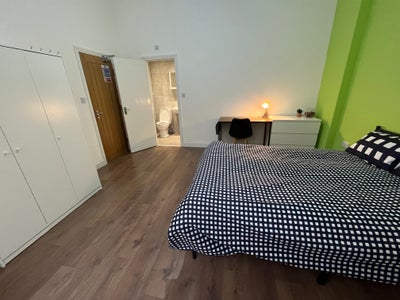 Spacious Ensuite Double Room Main Photo