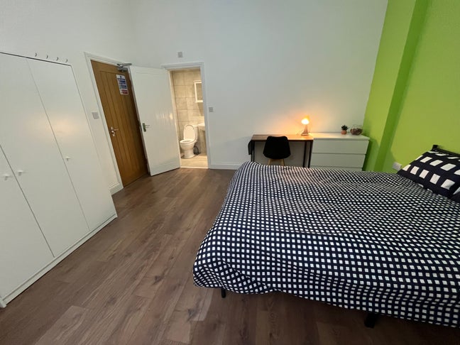 Spacious Ensuite Double Room Main Photo