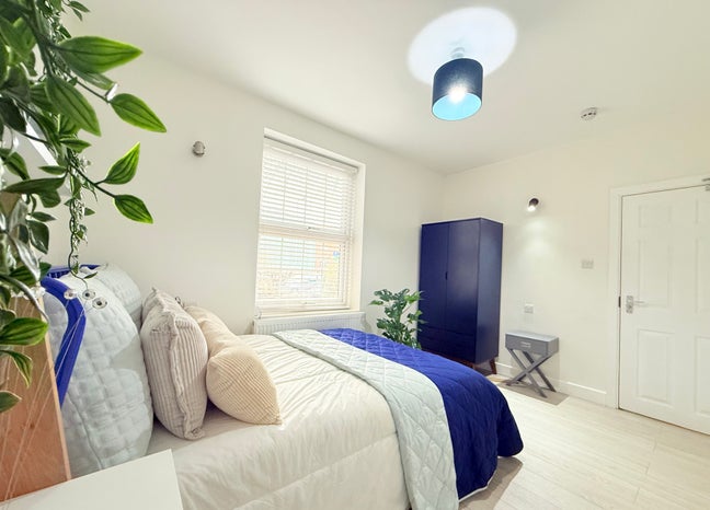 Newly Refurbished Spacious Ensuite, Bills Incl Main Photo