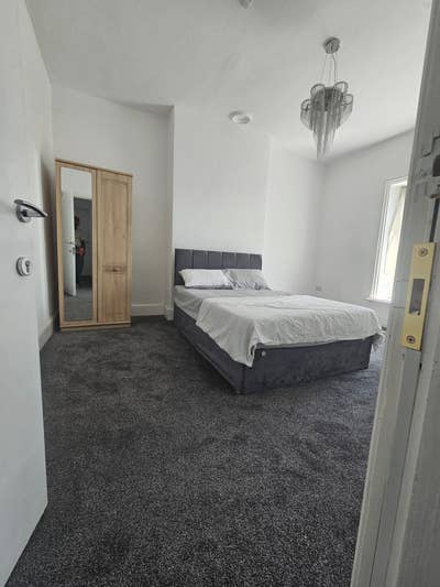 Spacious & Cosy En-suite Room for Rent – OL10 2PN Main Photo