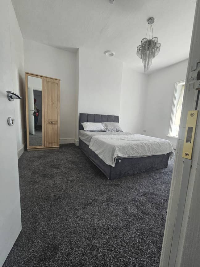 Spacious & Cosy En-suite Room for Rent – OL10 2PN Main Photo