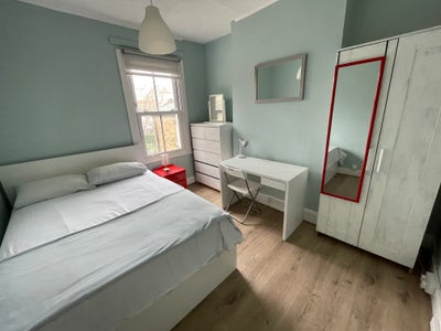 Large double room available in Surrey Quays Main Photo