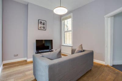 🪇Large room in 4 bed modern home = 3min walk to🚉 Main Photo