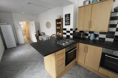 Rooms for rent Llantrisant Street  Main Photo
