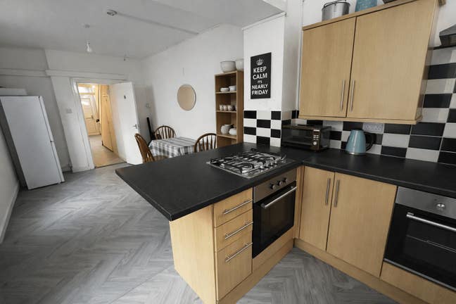 Rooms for rent Llantrisant Street  Main Photo