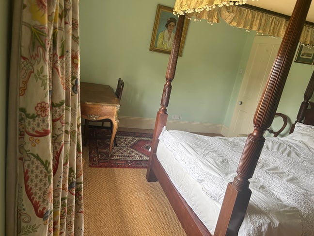Spacious rooms in large house close to Salisbury Main Photo
