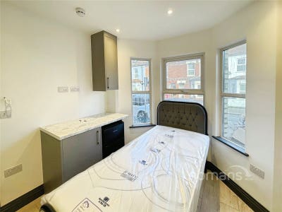  Well presented ground floor single room Main Photo