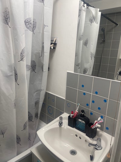Room available close to Stratford Main Photo
