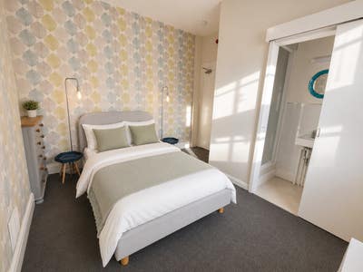 Double room available in friendly house share Main Photo