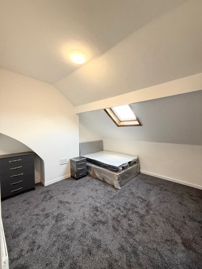 Double Room Available Now - Walk to City Centre!  Main Photo