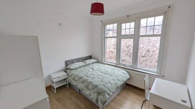 🏡 Newly Refurb Double w/ Living Rooom & Garden Main Photo