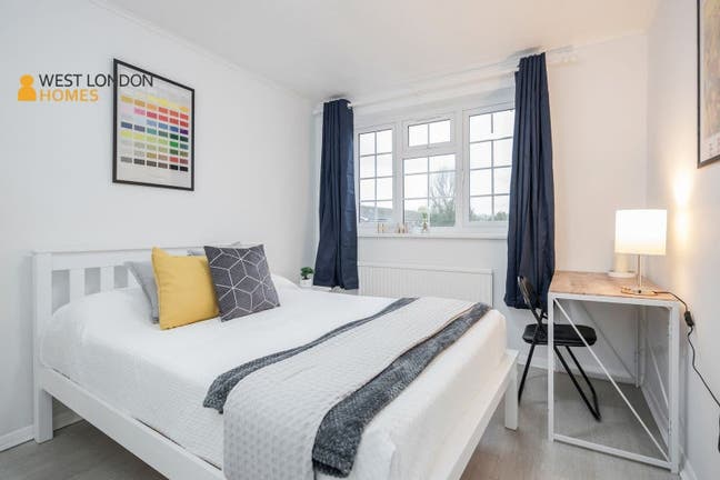 Spacious double room located in Laleham Main Photo