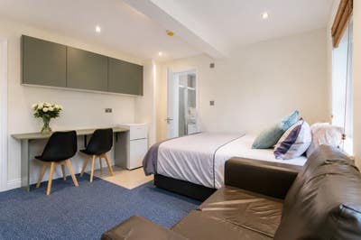Spacious Fully Furnished En-Suite Room  Main Photo