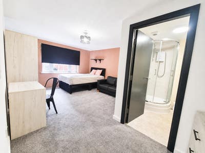 1  En Suite in a 3 Bed Flat, in a Great Location! Main Photo
