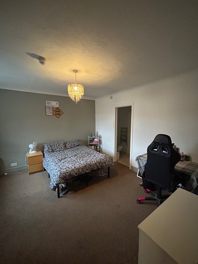 Large Double Room - Near General Hospital / Uni Main Photo