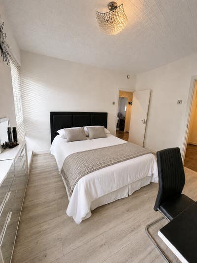 Huge Room | Private Balcony- Shoreditch! Main Photo
