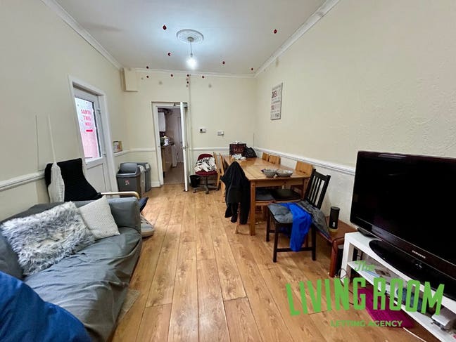 One bedroom available in 7 student bedroom house! Main Photo