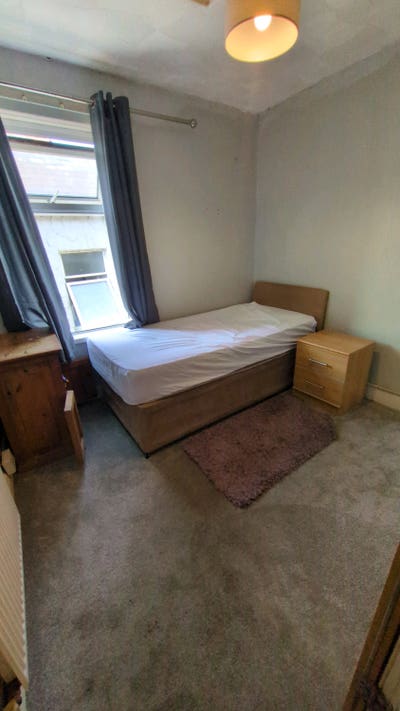 Single room close to Bridgend centre Main Photo