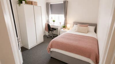 Lovely new ensuite rooms in professional house Main Photo