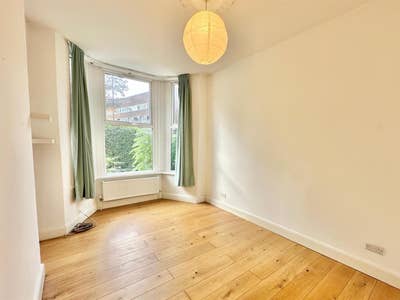 1 Bedroom Flat - 10 Min Walk to Lewisham Station Main Photo
