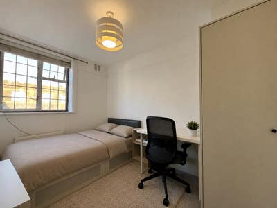 Welcoming Room in Worcester Park Main Photo