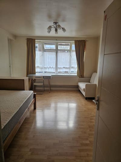 Nice large Double room with balcony, all bills Inc Main Photo