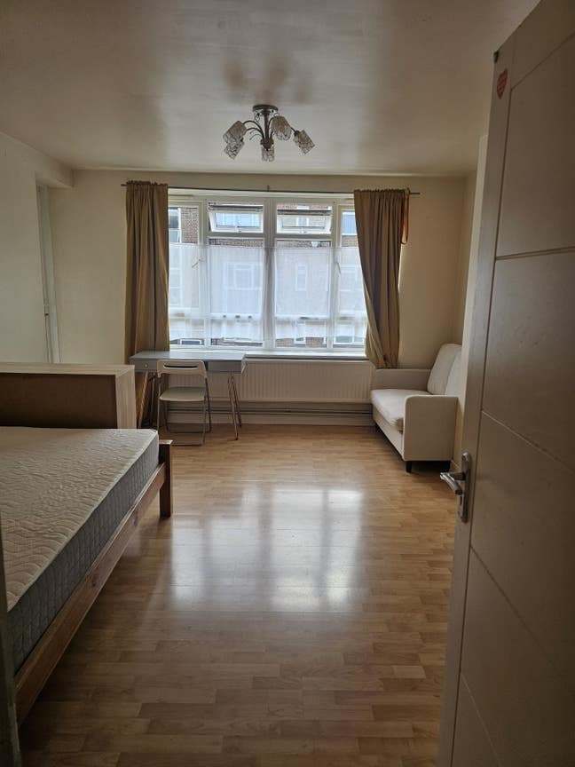 Nice large Double room with balcony, all bills Inc Main Photo