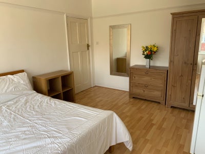 Lovely Double Room with Bay window Main Photo