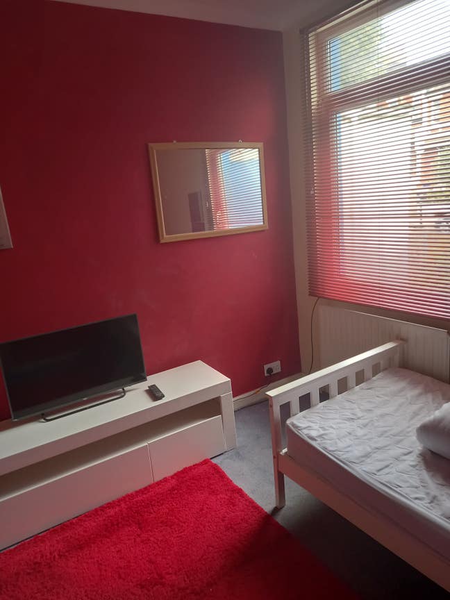 Nice  room 4m x 4.5approx furnished  Main Photo