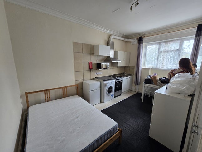 Studio flat for 1 person - bills included Main Photo