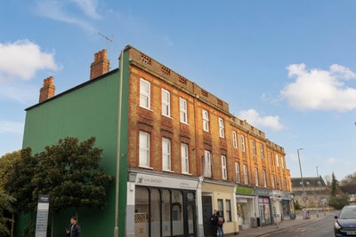 Three Bedroom Flat - Egham - Royal Holloway  Main Photo