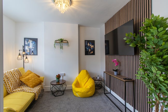 Luxury 3 Bedroom Apartment (Bills not included) Main Photo