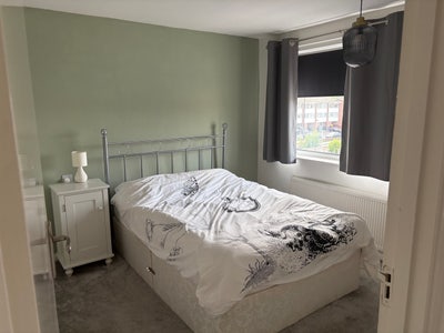Bedroom to let Main Photo