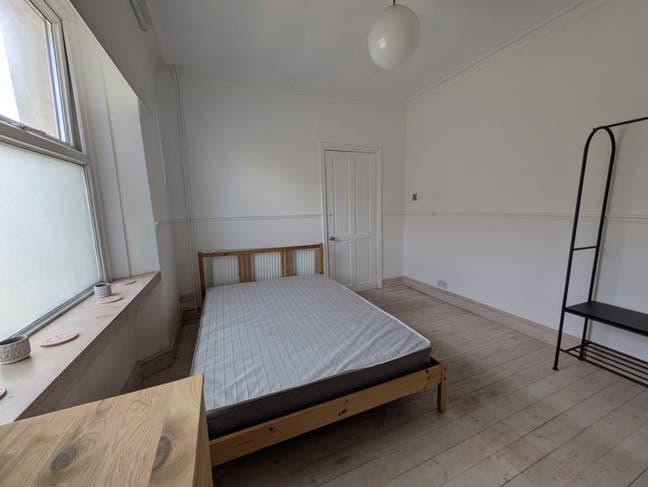 Spare Room in a friendly house Main Photo