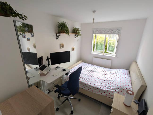 King-Size Double Room with Private Bathroom - SE15 Main Photo