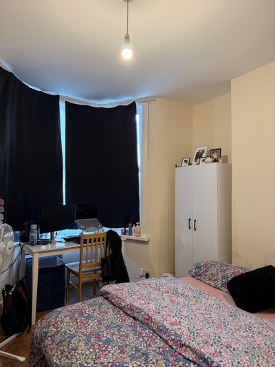 Bright Spacious room available-All bills included  Main Photo