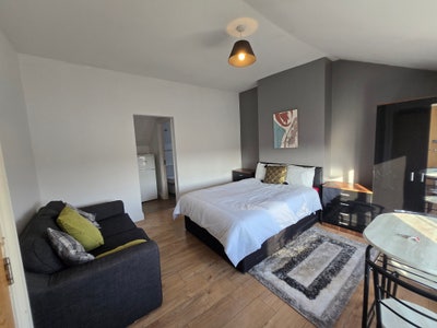 Large Top Floor Studio Flat Main Photo