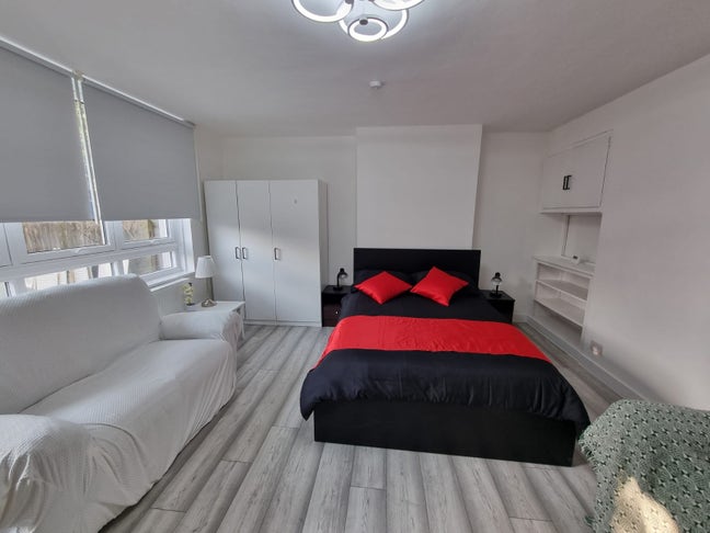 Renting/Subletting double room Main Photo