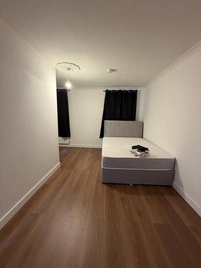 Newly fully refurbished property with shared rooms Main Photo