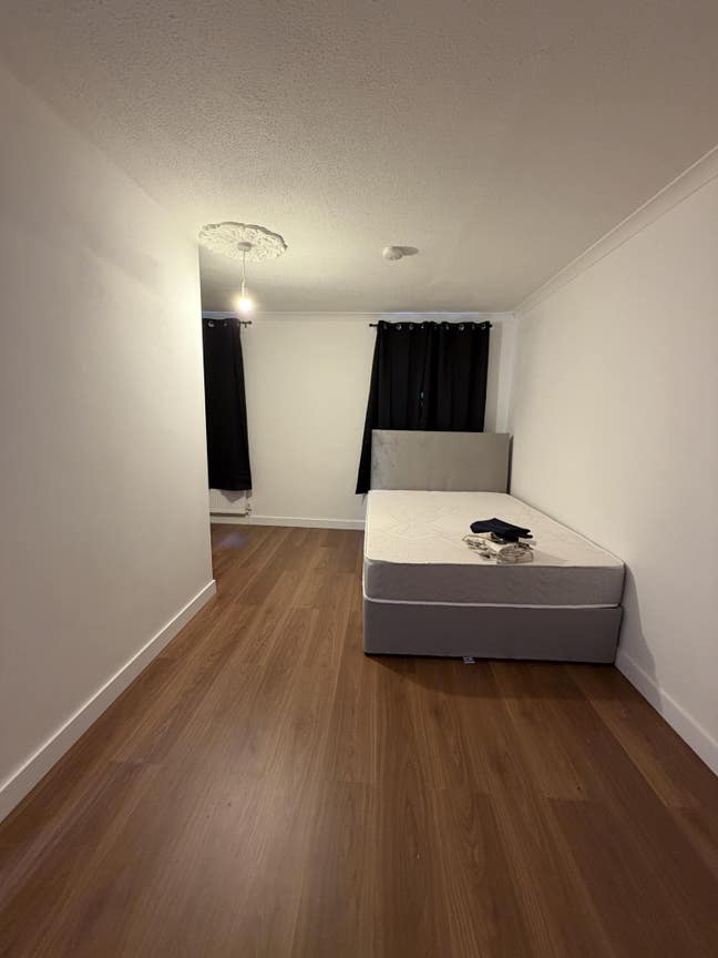 Newly fully refurbished property with shared rooms Main Photo