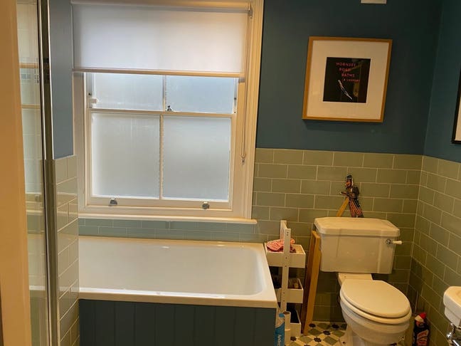 Airy Room in a family house in W12. Main Photo