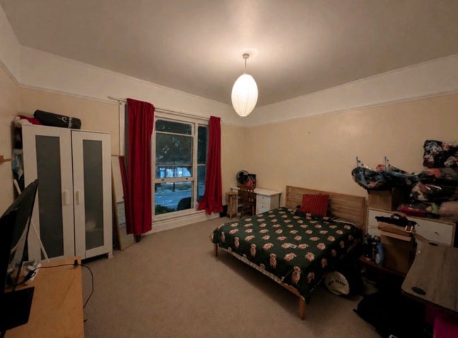 Spacious Double Room in Chiswick High Road Flat  Main Photo