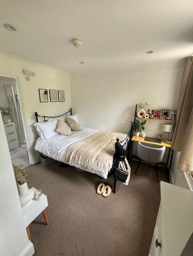 Double En-Suite Room - Female only (29-35) Main Photo